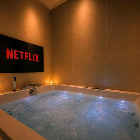 Hébergement de vacances Escapade Romantique Au Comminges, Balnéo 2 Places&cinéma Privé *