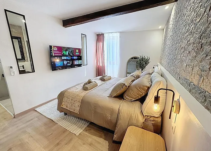 Escapade romantique au Comminges, balnéo 2 places&cinéma privé *