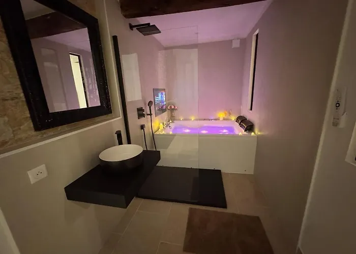 Escapade romantique au Comminges, balnéo 2 places&cinéma privé